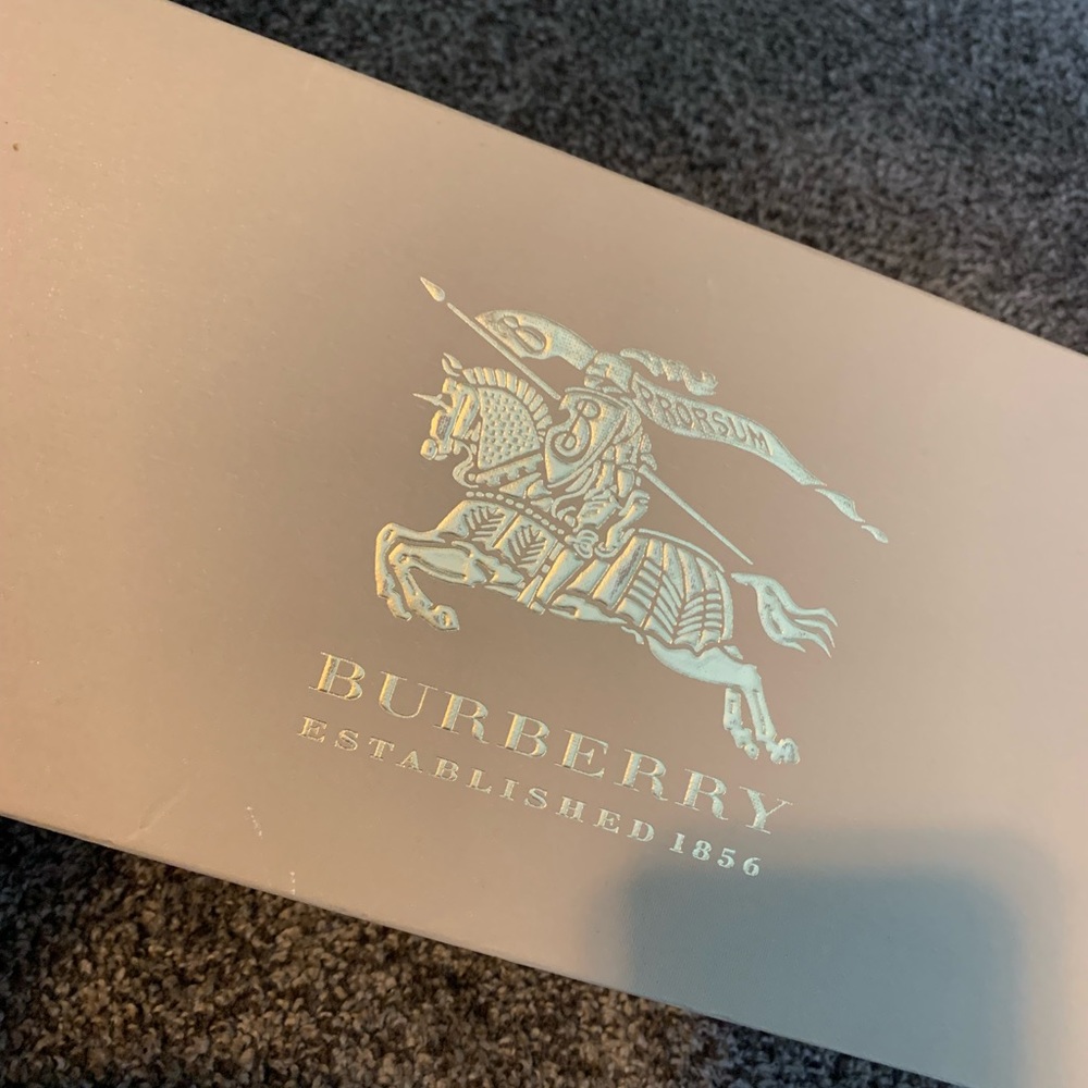 Womens authentic Burberry flip flops. Size 9